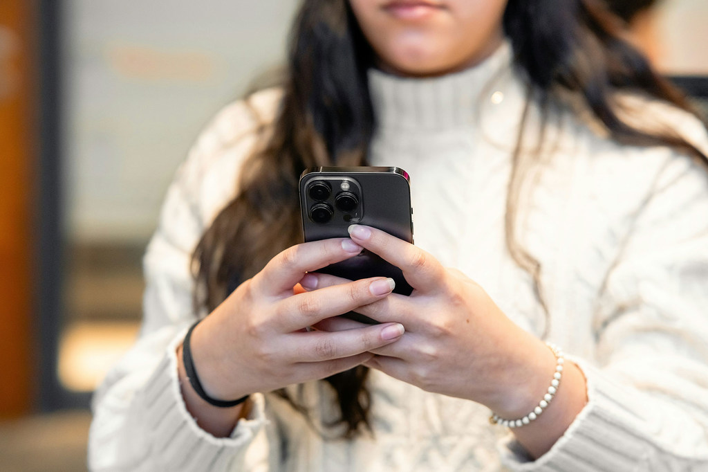 Во всем мире растут масштабы онлайн-насилия в отношении женщин.